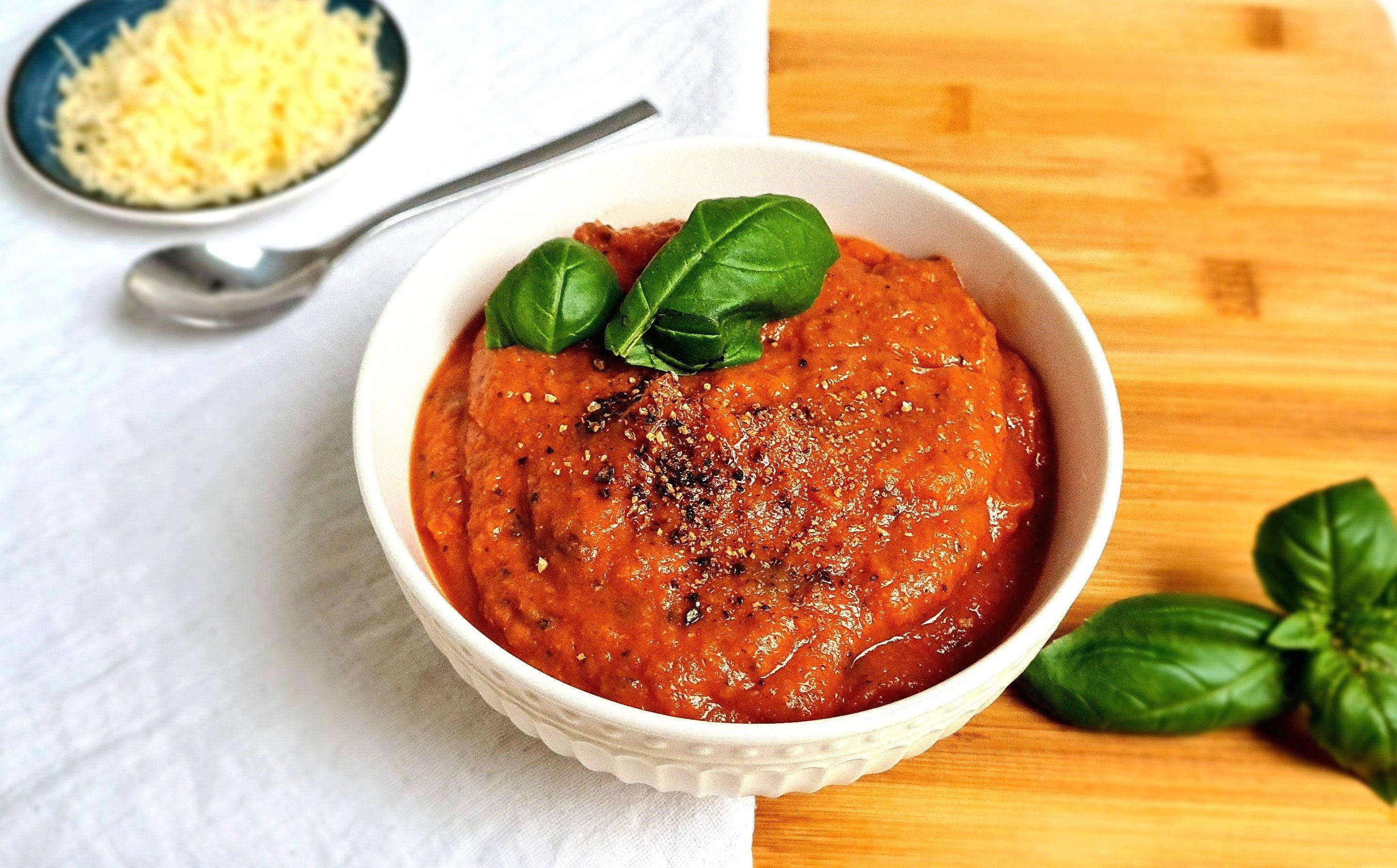 Zelfgemaakte rode pastasaus met basilicum in een kom.
