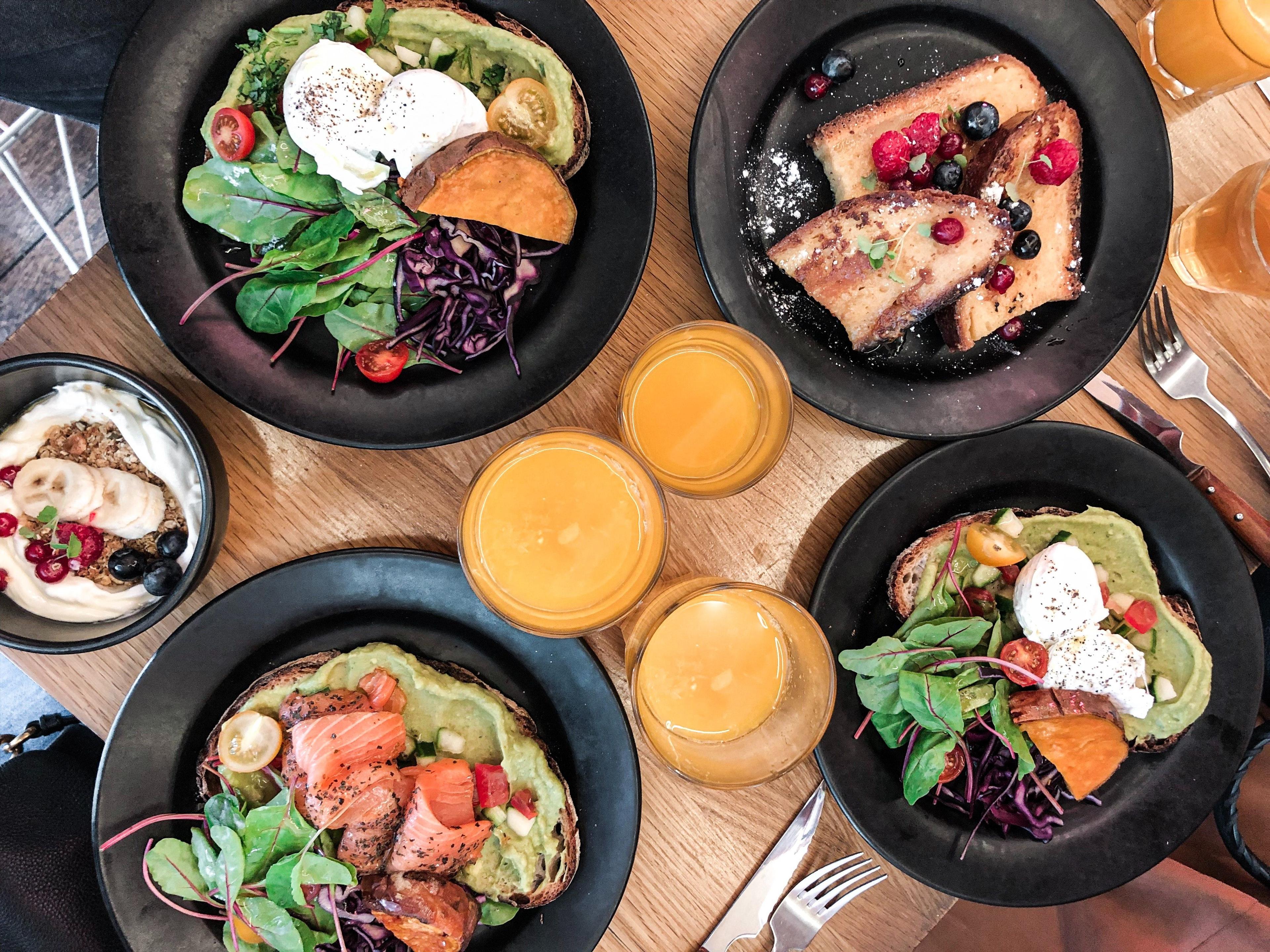 Een tafel met vier borden met verschillende gerechten.